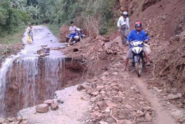 Khu vực Bắc Bộ và 2 tỉnh Thanh Hóa, Nghệ An tiếp tục có mưa to và rải rác có dông, cần đề phòng lũ quét, sạt lở đất (Thời sự chiều 28/7/2018)